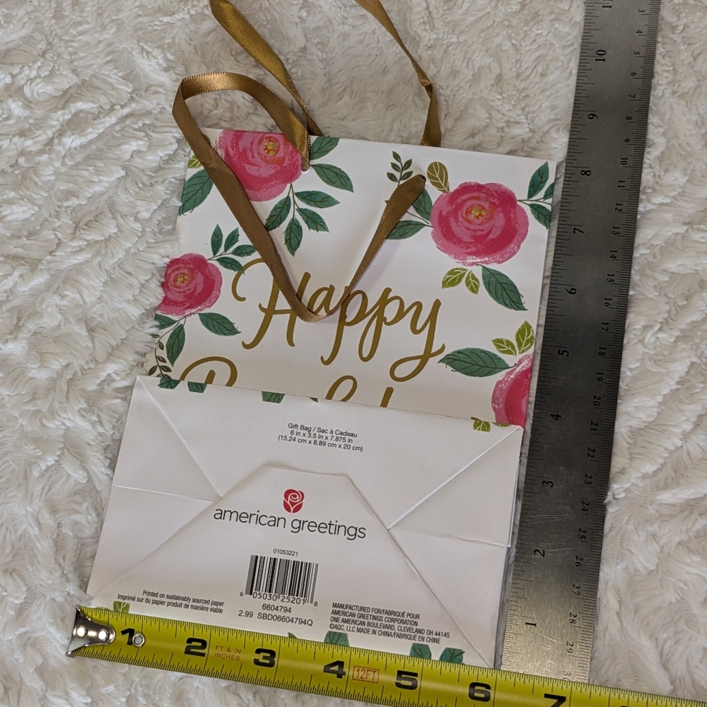 ❤ Birthday Gift Bags | Celebration Party Gift | Paper Gift Bag | Hallmark - Picture 10 of 16